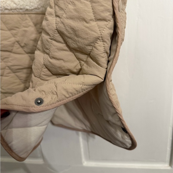 Abercrombie & Fitch Cream and Tan Vest - Picture 6 of 6